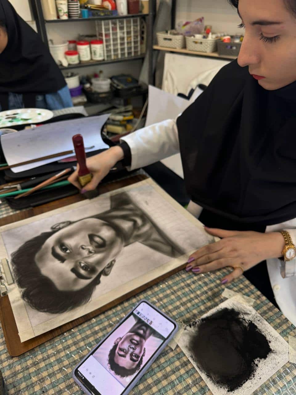 در دوره‌های  آموزش طراحی سیاه قلم در کرج با آکادمی ویدا مهر، هنرجویان با مبانی اولیه طراحی سیاه قلم در کرج و تکنیک‌های سایه‌زنی آشنا می‌شوند. آموزش طراحی سیاه قلم  شامل مباحثی چون شناخت ابزارهای طراحی، اصول ترکیب‌بندی، و چگونگی ایجاد متضادهای روشن و تیره می‌باشند. با بهره‌گیری ازاستاد ویدا مهر ، هنرجویان می‌توانند مهارت‌های خود را ارتقا دهند و آثار هنری با کیفیتی خلق کنند.